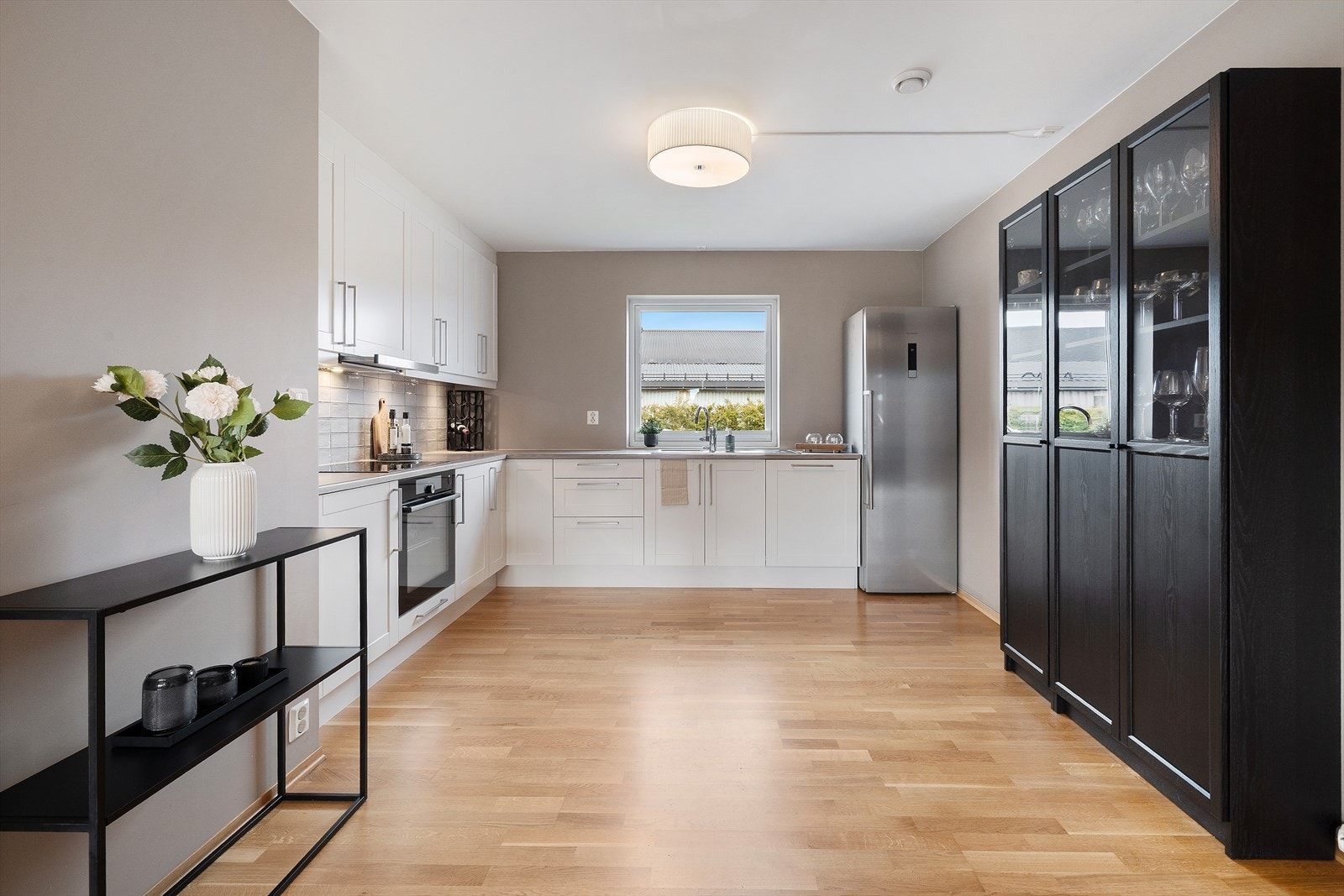 Innredningen byr på effektive arbeidsflater og god plass til oppbevaring i skuffer og skap. Kjøkkenet er utstyrt med integrert platetopp, stekeovn og oppvaskmaskin av fabrikat Whirlpool og Gorenje. Galleribilde