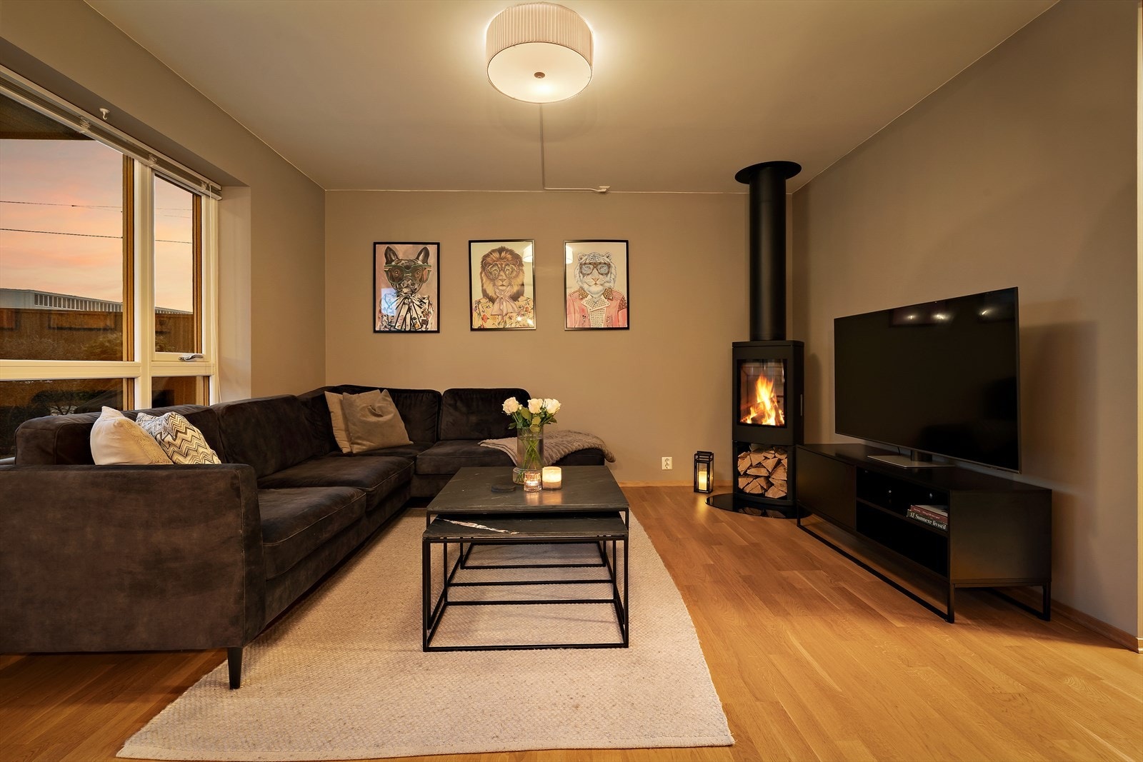 Stuen er lys og innbydende med parkett på gulv og slette vegger malt i en moderne og stilren fargetone. Galleribilde