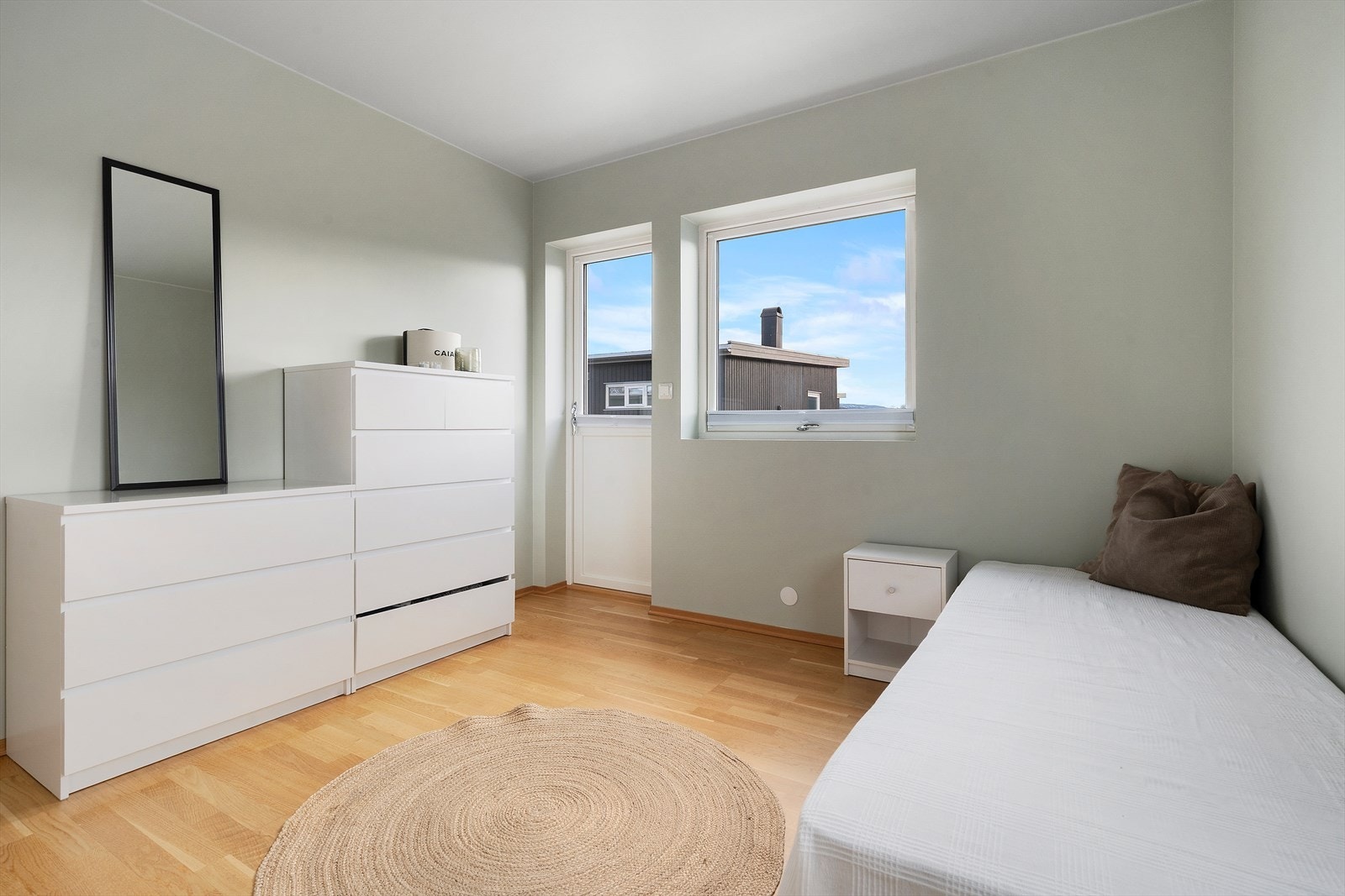 Soverommet har gode lysforhold, oppbevaringsløsninger, god plass til seng, skrivepult og garderobe. Galleribilde