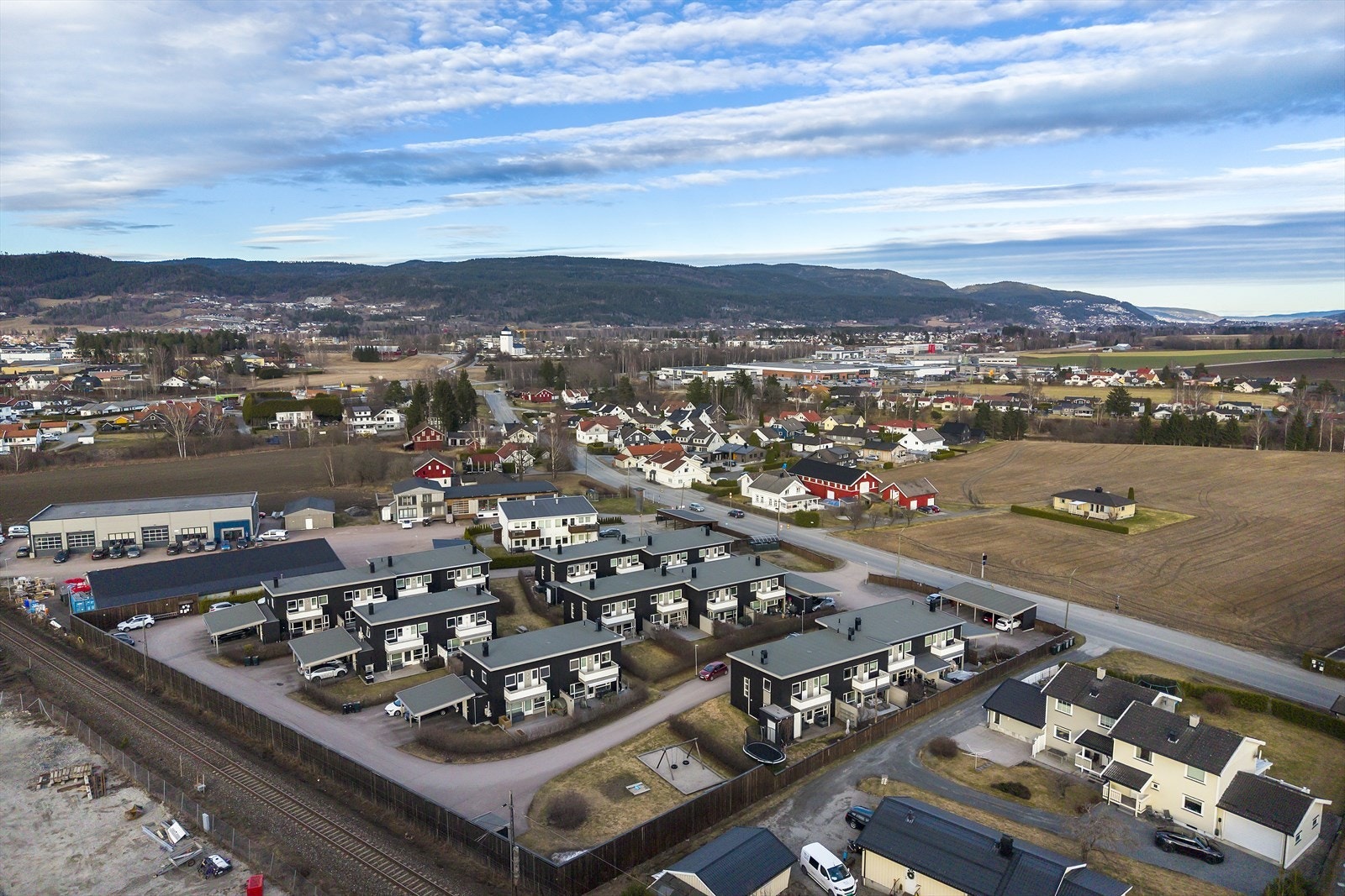 Rekkehuset har en fin beliggenhet, tilbaketrukket i trivelige omgivelser, like utenfor Hokksund sentrum med enkel påkjøring på E134. Galleribilde