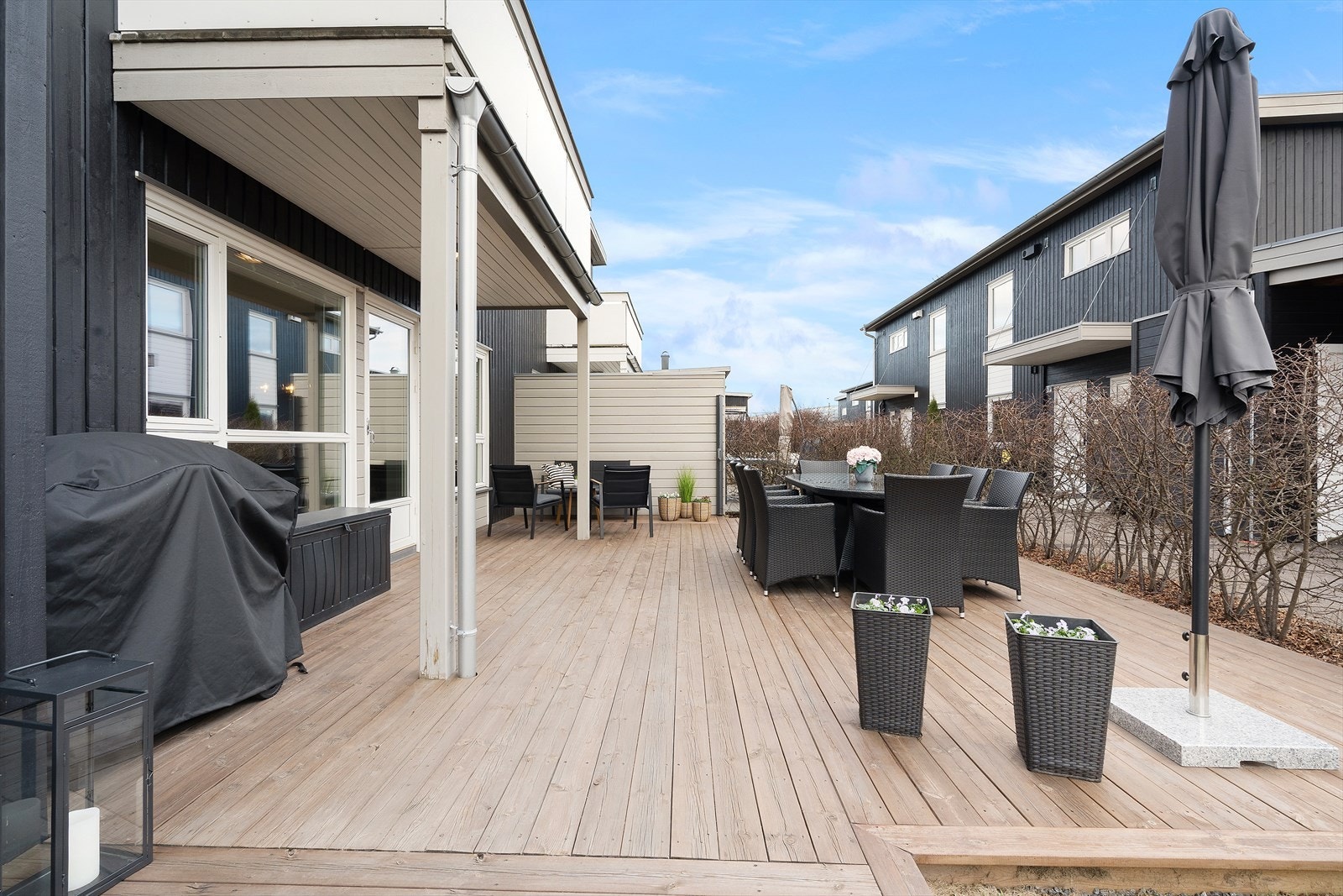 Det er utgang videre ned til hagen og carporten. Galleribilde