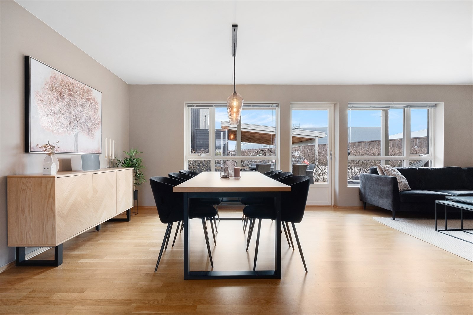 Alt er lagt til rette for den optimale lyssettingen inn fra de store vindusflatene. Galleribilde