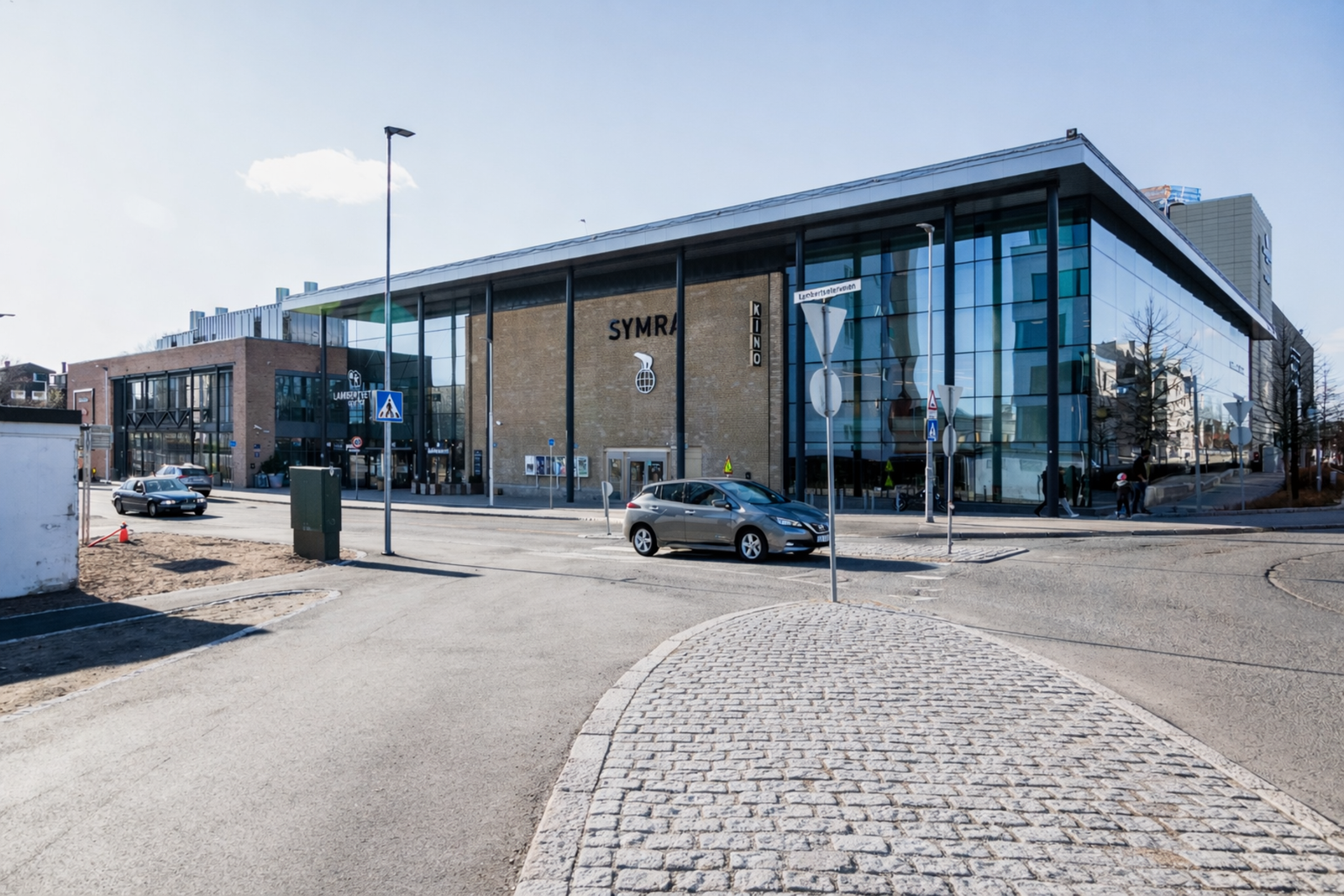 To minutter til t-bane og buss , samt vei til Lambertseter Storsenter med alt innen servicetilbud. Galleribilde
