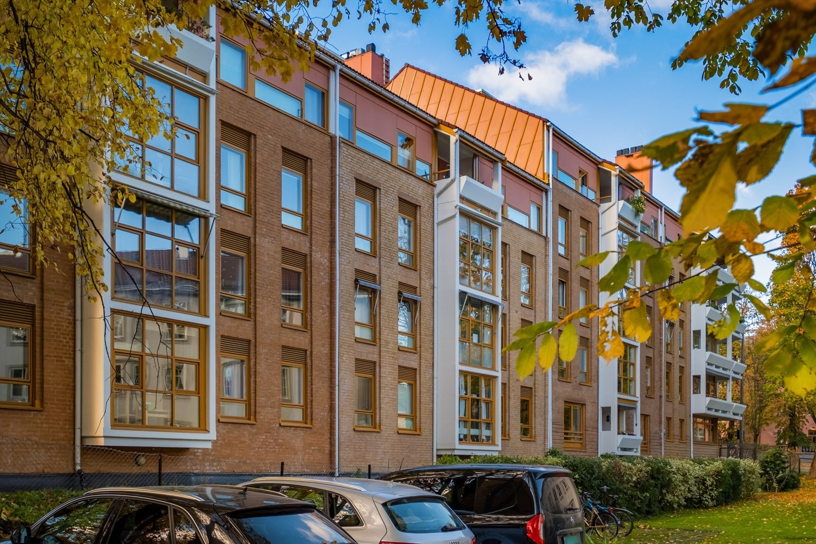 Attraktivt og sentralt beliggende leilighet i etablert boligområde på Adamstuen. Dette er et område som kombinerer et rolig og trygt bomiljø med nærhet til byens mange tilbud. Galleribilde