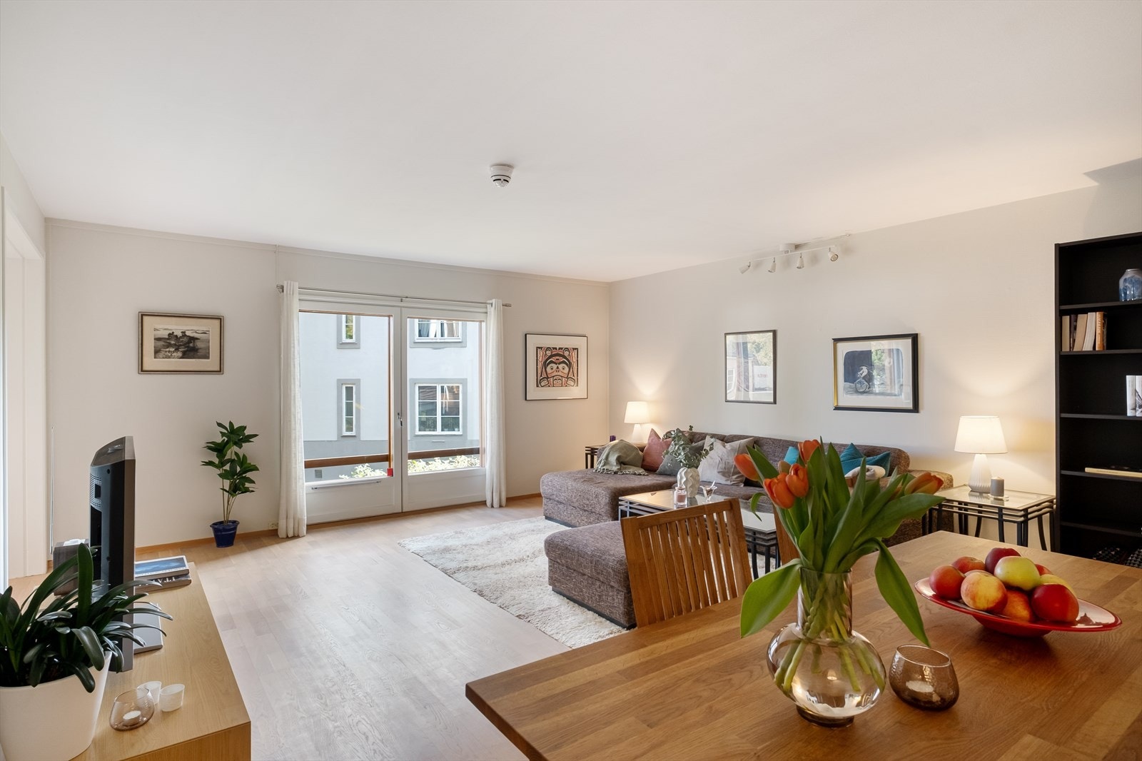 Leiligheten har god planløsning med luftige rom, separat kjøkken og stor stue med fransk balkong. Galleribilde