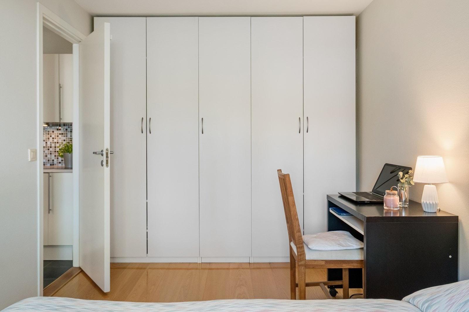 Luftig soverom med god plass til oppbevaring i klesskap. Galleribilde