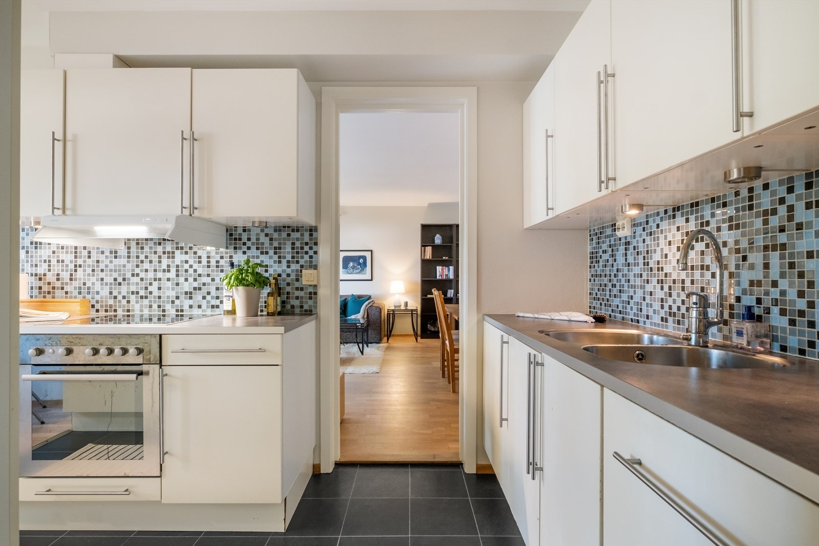 Kjøkken med innredninger med glatte fronter og laminat benkeplate med nedfelt vask. Galleribilde