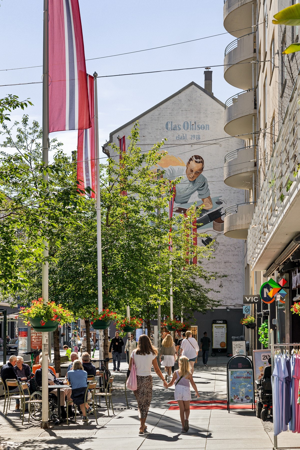 For den handleglade er det kort vei til Oslos populære handlegater, Bogstadveien og Hegdehaugsveien. Galleribilde