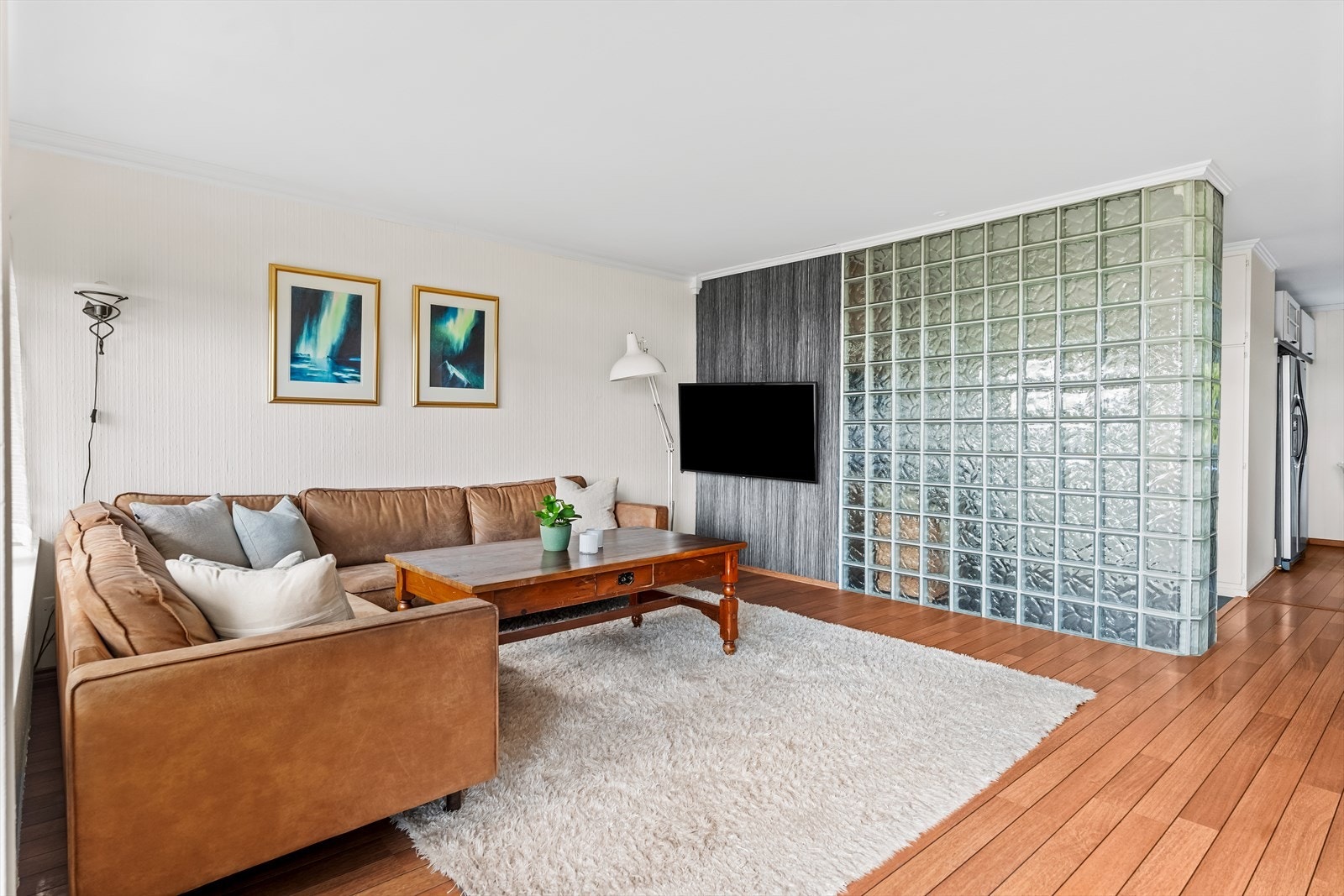 I stuen er det plass til sofa, tv-møbel og spisegruppe. Galleribilde