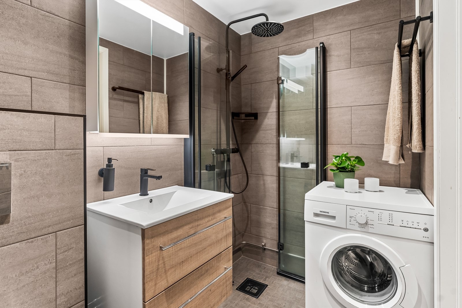Badet ble pusset opp i 2021 i regi av borettslaget. Det er fliser på gulv og vegger, samt slette overflater i himlingen. Galleribilde