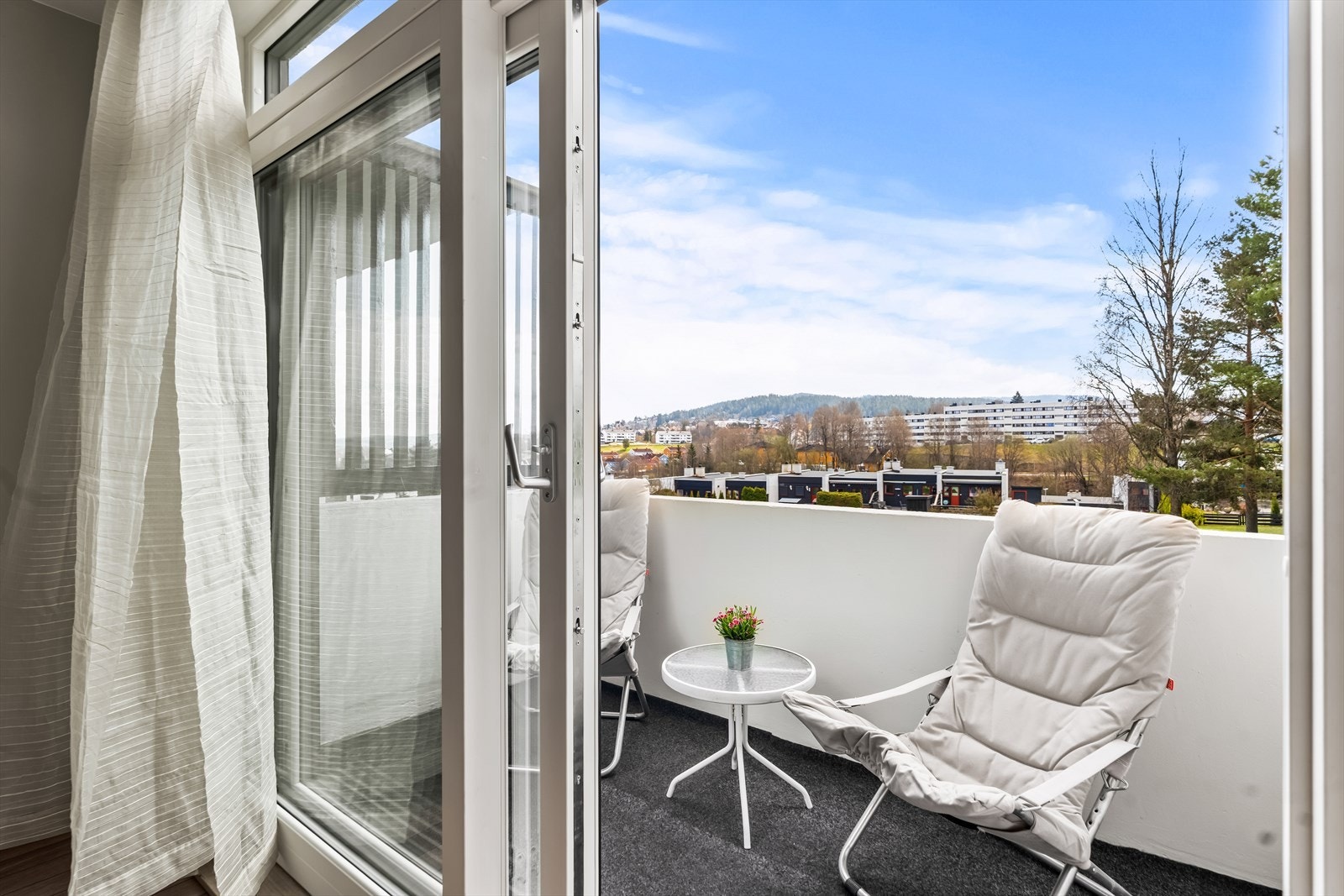 Det er plass til bord og stoler. Galleribilde