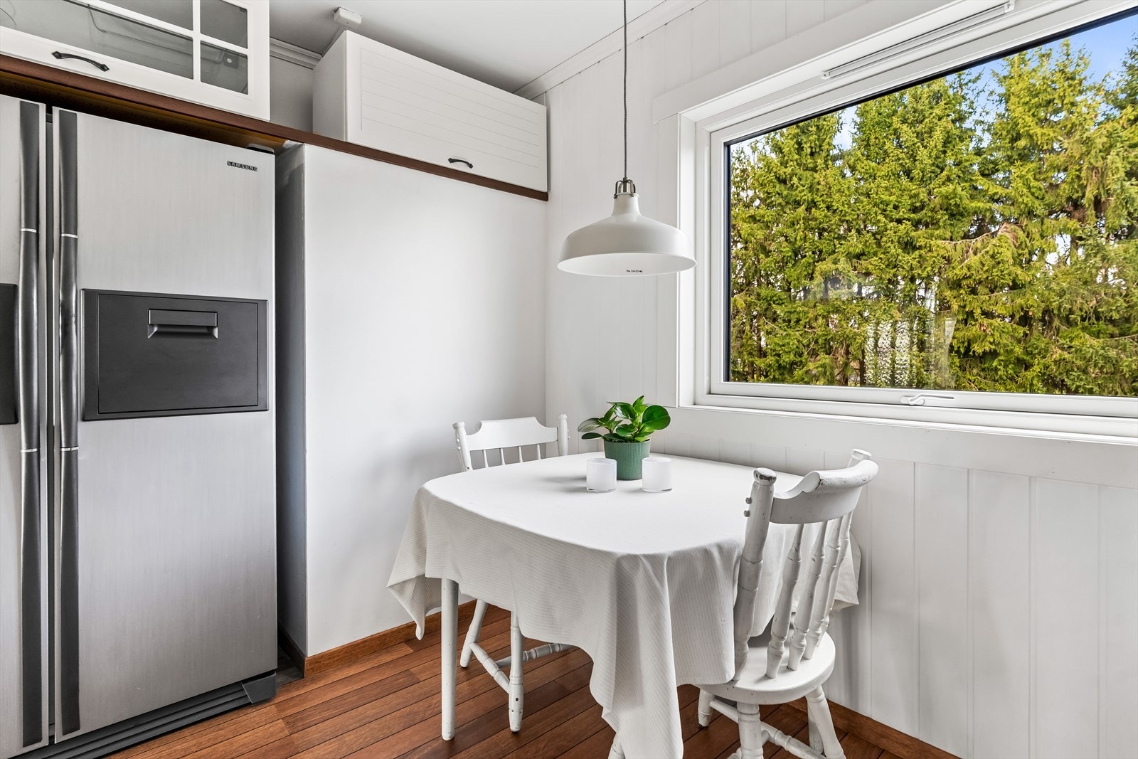 Det er plass til kjøkkenbord og stoler ved vinduet. Galleribilde