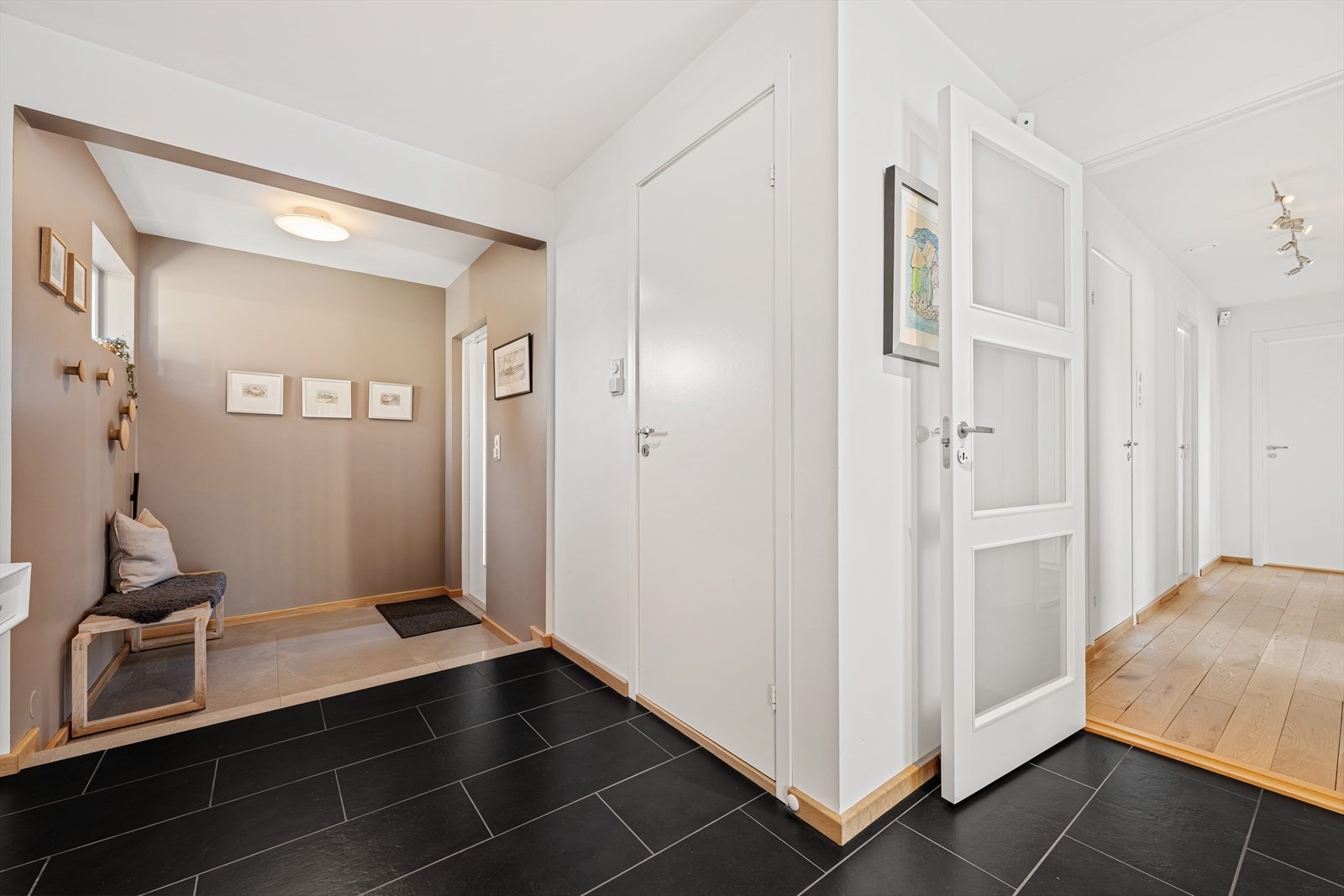 Hovedinngangen leder inn i en lys og åpen hall med gode opphengsmuligheter for yttertøy. Videre leder en hall (som kan avlukkes) hvor du finner soverom og bad. Galleribilde