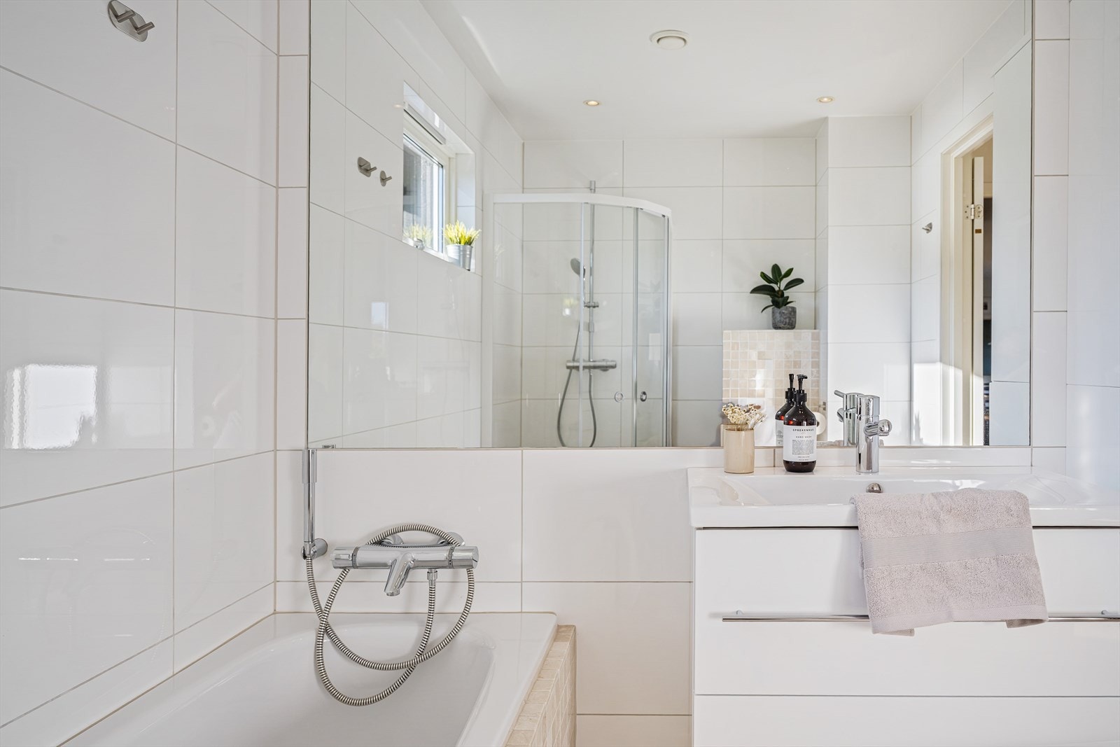 Badet har spotter i tak og ekstra belysning over baderomsinnredningen. Galleribilde