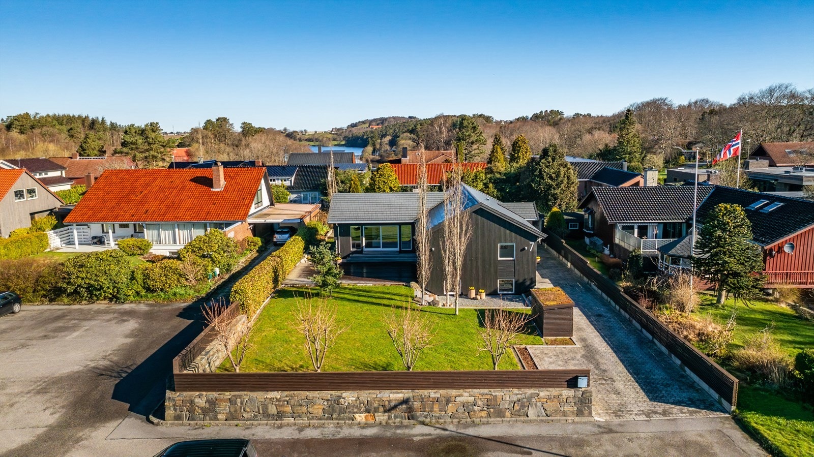 Eiendommen har et stort uteområde med flere soner, romslige terrasser, hage og gårdsrom. Galleribilde