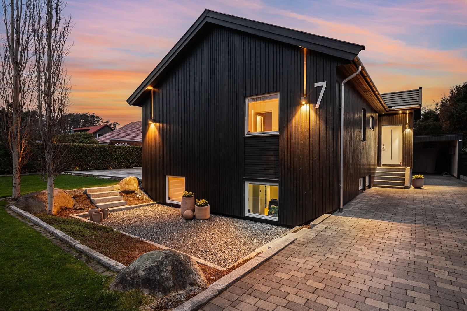 Gårdsrommet er opparbeidet med belegningsstein og har plass til flere biler i tillegg til parkering i carport. Galleribilde