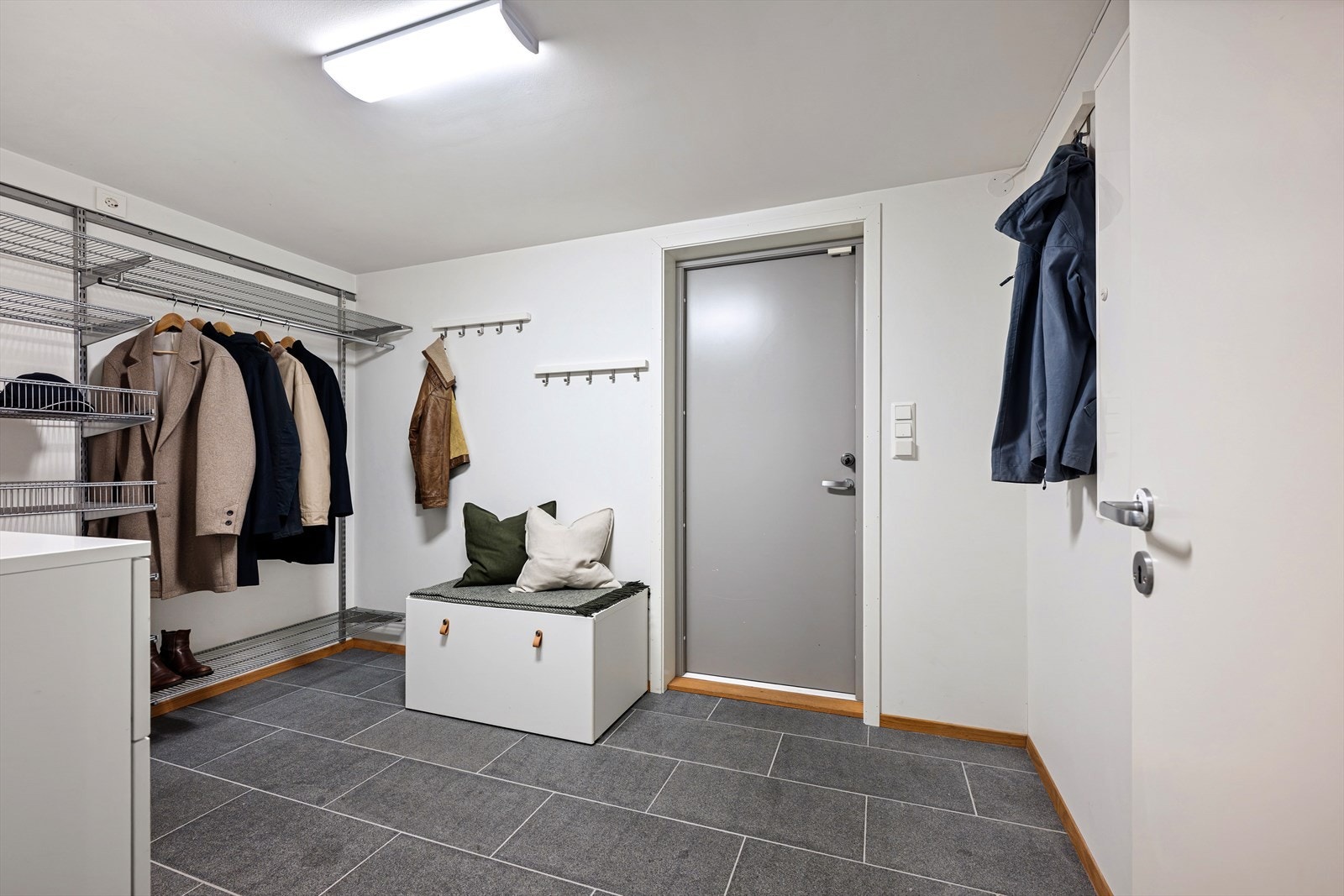 Nok av plass for å henge fra seg yttertøy for hele familien uten å snuble i hverandre. Galleribilde