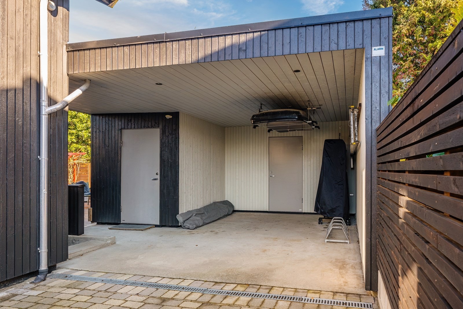 Parkering i carport fra 2014. Her finnes det i tillegg to, isolerte boder. Galleribilde