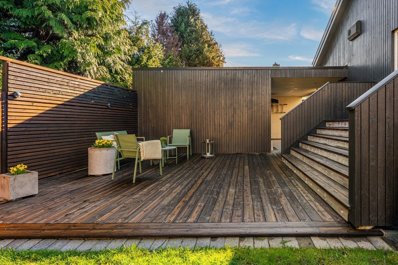 Terrasse sone på nordsiden med utgang fra spisestuen. Galleribilde
