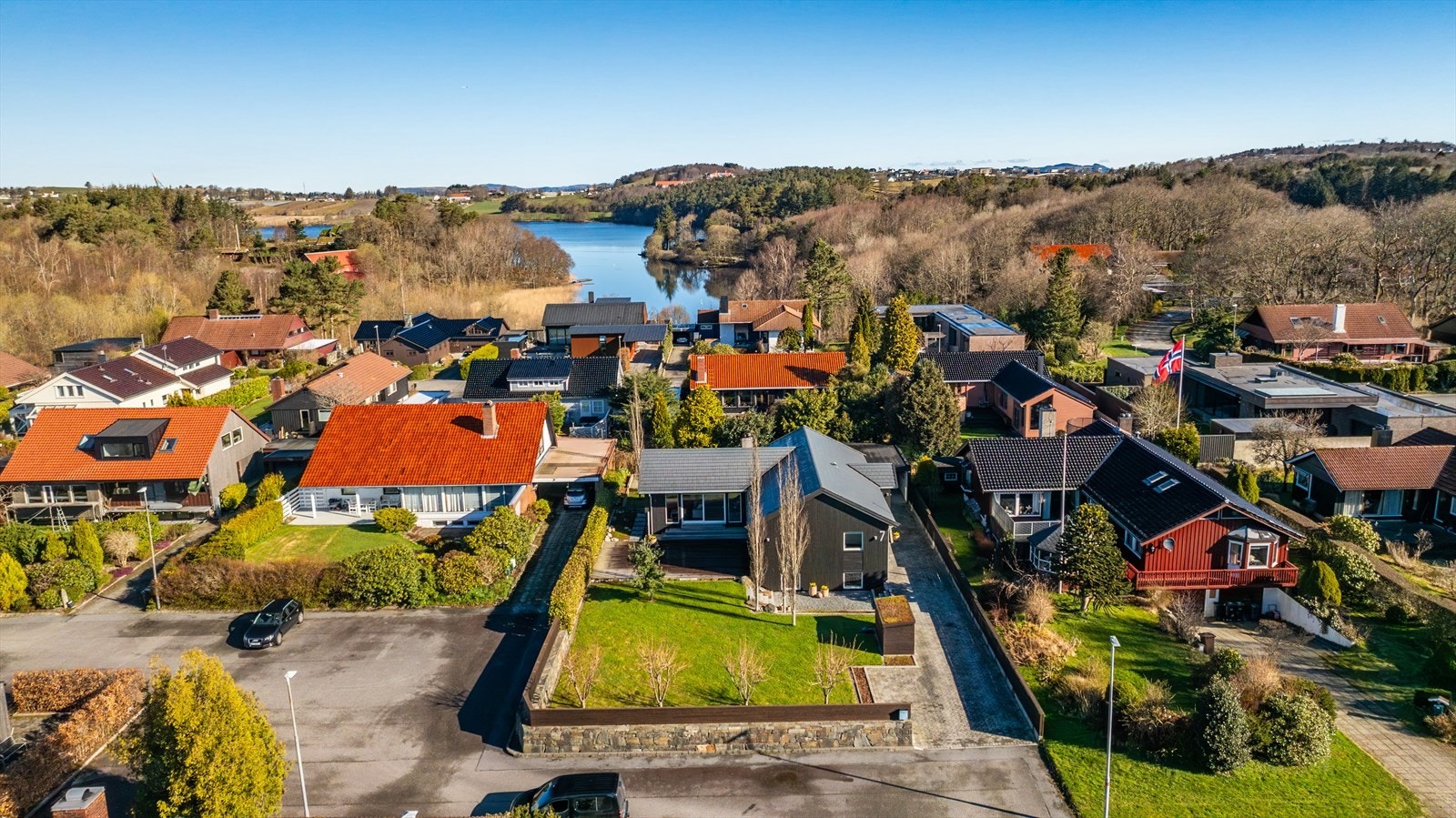 Velkommen til August Jacobsens vei 7, en eiendom med attraktiv og sjelden god beliggenhet i et veletablert, rolig og barnevennlig strøk på populære Stokka. Galleribilde