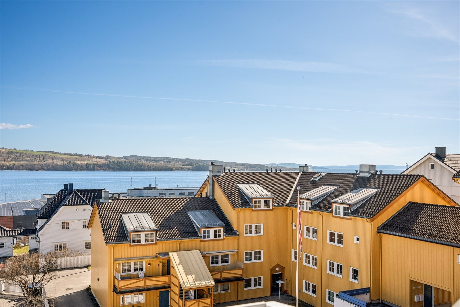 Her bor du med umiddelbar nærhet til alt Gjøvik sentrum har å by på, fra Mjøspromenaden til butikker og servicetilbud ved CC Gjøvik. Galleribilde