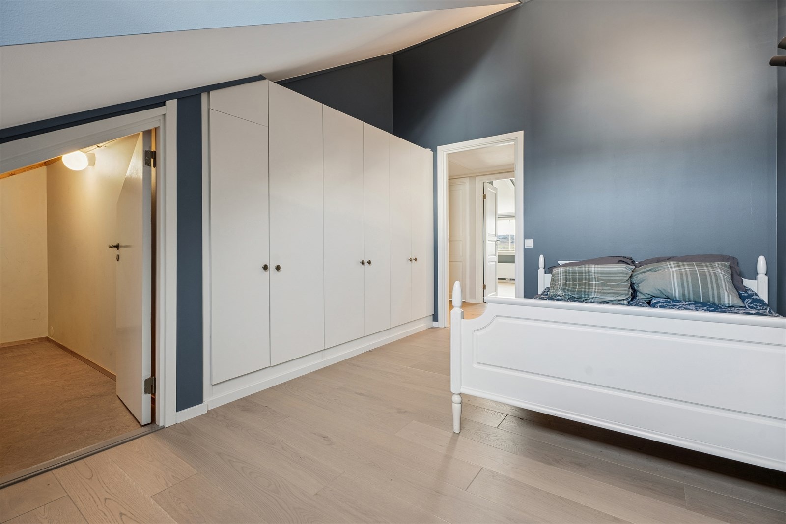 Det er en bod med adkomst fra soverommet, som gir gode lagringsmuligheter. Leiligheten disponerer også en bod i kjeller på ca. 14 m². Galleribilde