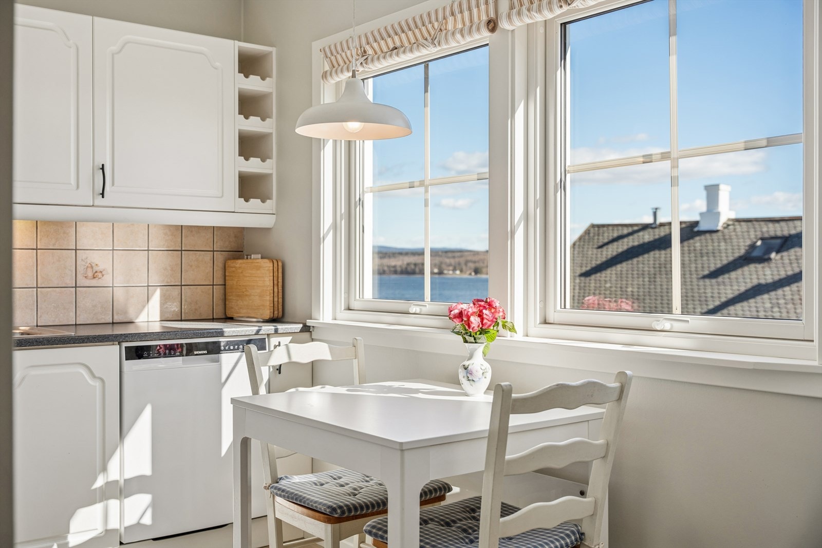 Ved vinduet er det plass til et hyggelig frokostbord, med flott utsikt mot Mjøsa. Galleribilde