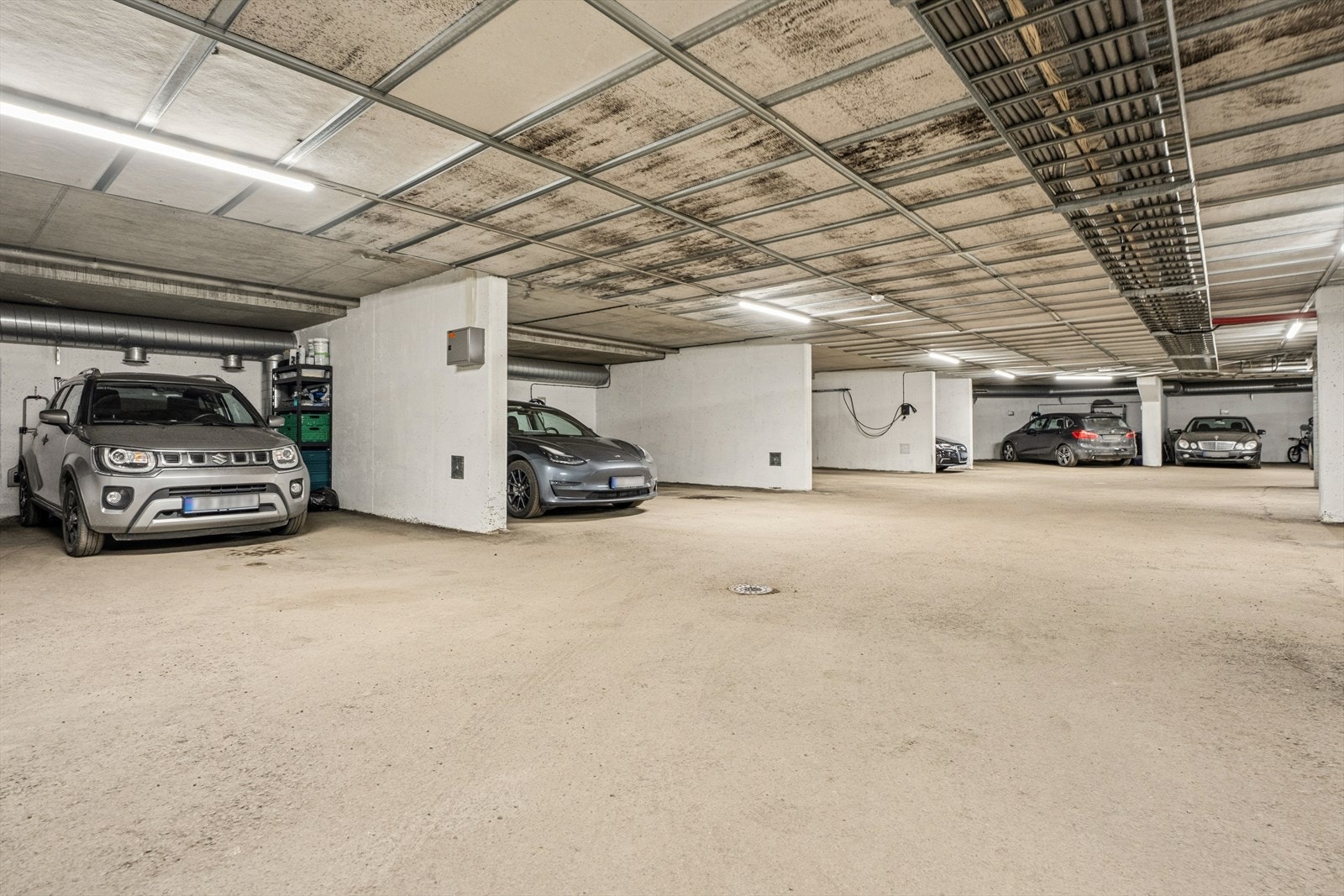 Det medfølger én biloppstillingsplass i felles garasjeanlegg. Det er elbillader på parkeringsplassen. Galleribilde