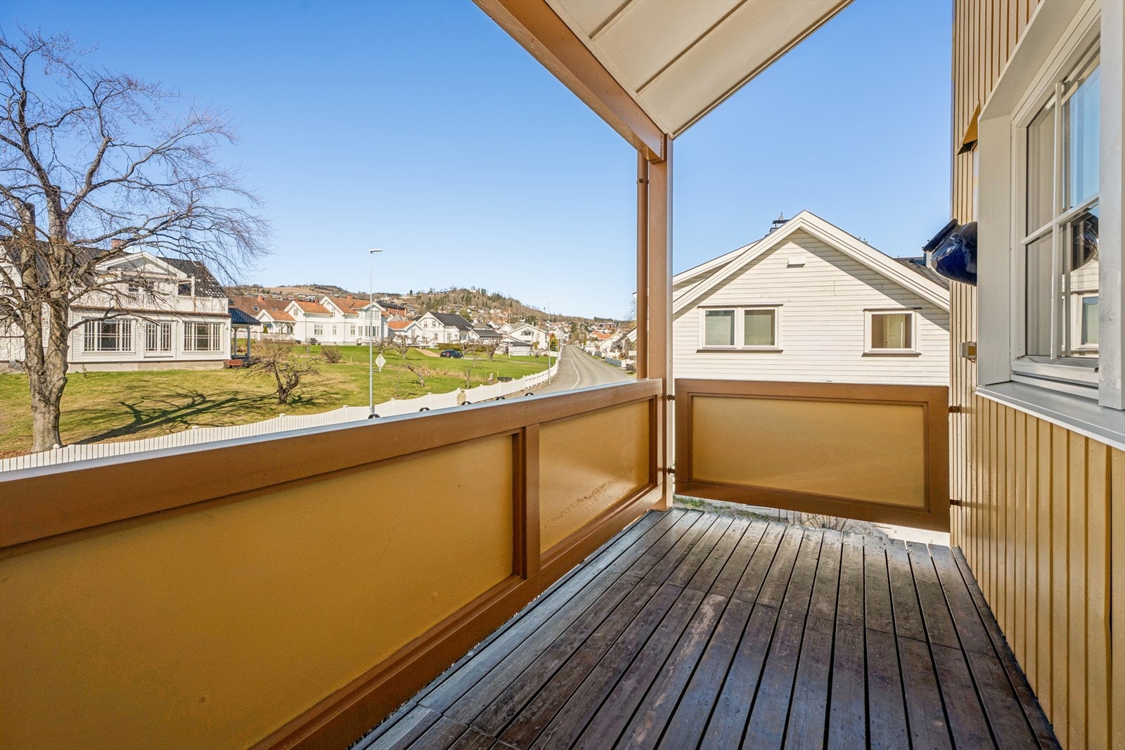 Den overbygde balkongen med tregulv gir god plass til sittegruppe og inviterer til avslappende stunder på varme sommerdager. Galleribilde