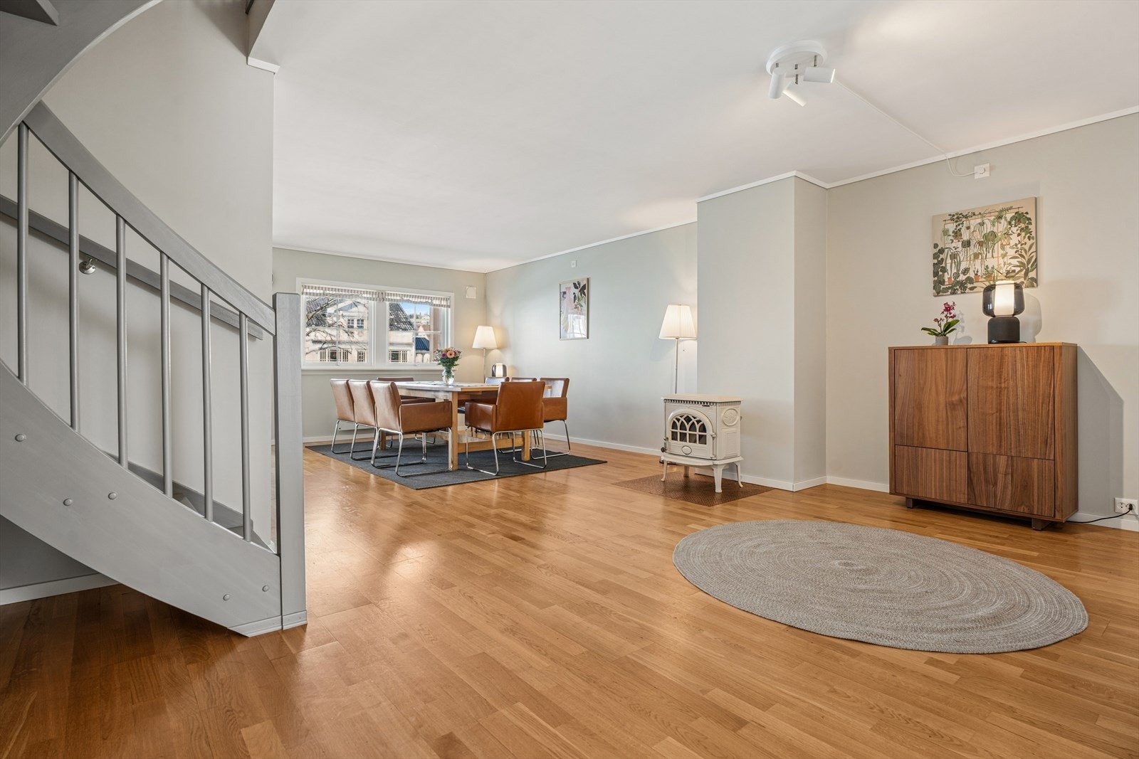 En vedovn i stuen gir ekstra varme og hygge på kalde dager. Galleribilde