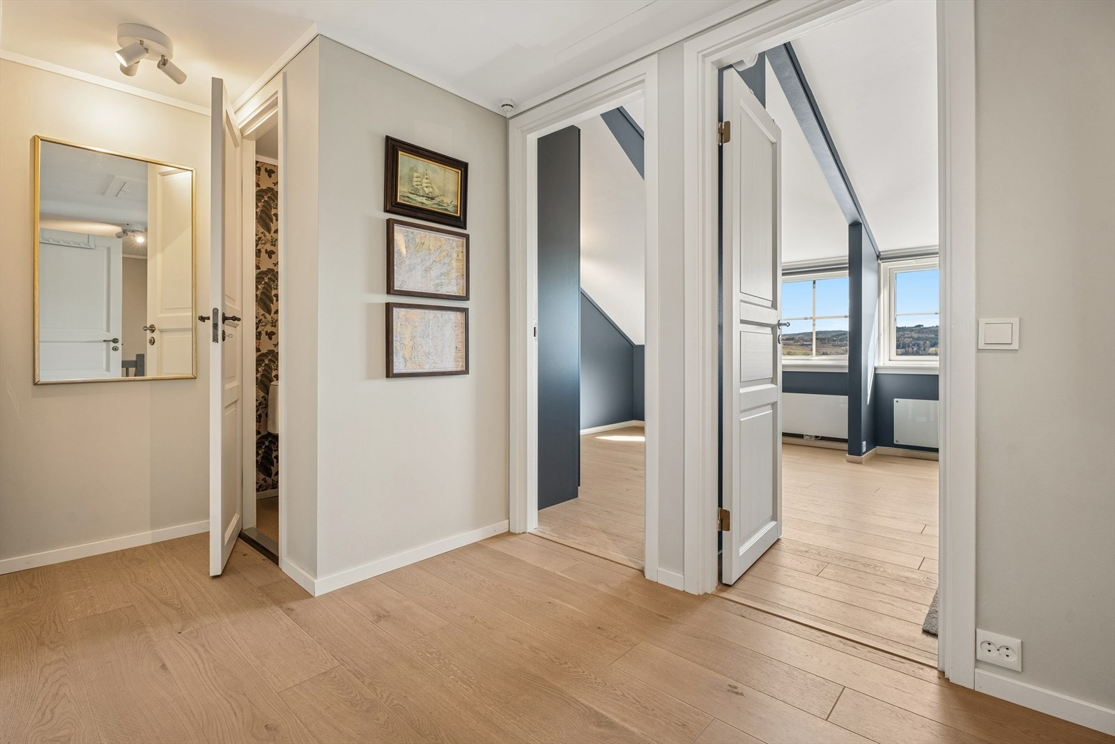 Fra gangen er det adkomst via loftsluke til et loft som gir ekstra lagringsplass. Galleribilde