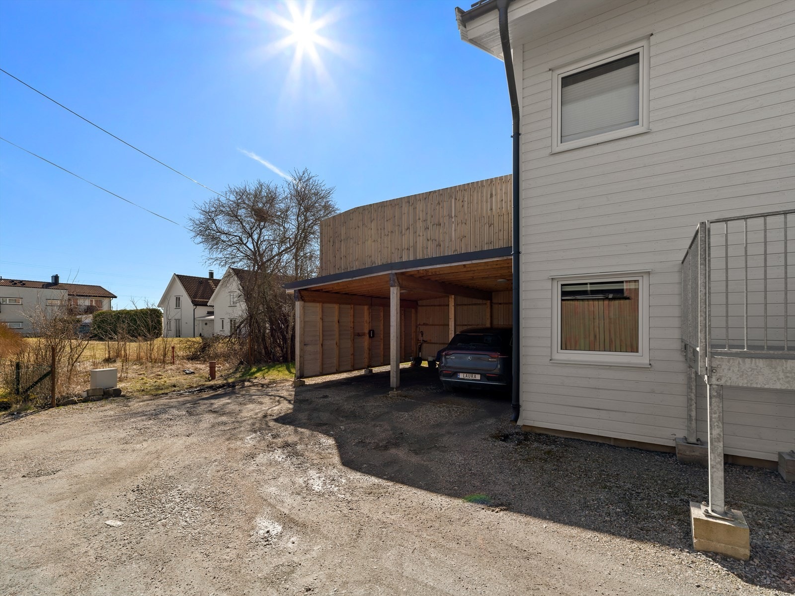 Til leiligheten medfølger en fast biloppstillingsplass i felles carport. Galleribilde