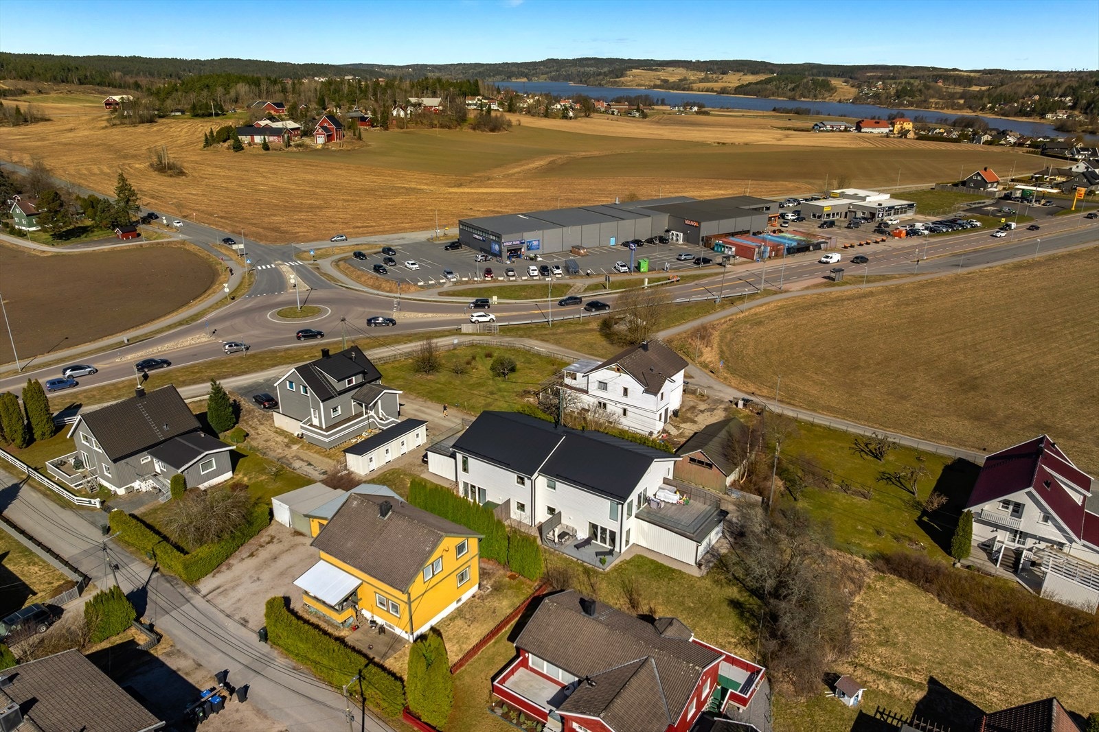 Dagligvarehandelen er enkel med Rema 1000 kun to minutter unna, og kort vei til Østfoldhallene med et bredt utvalg av butikker. Galleribilde