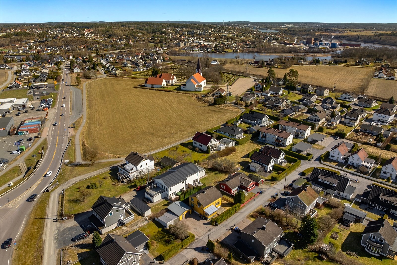 Med en sentral beliggenhet på Rolvsøy er det enkel tilgang til både Fredrikstad og Sarpsborg, samt nærhet til E6. Galleribilde