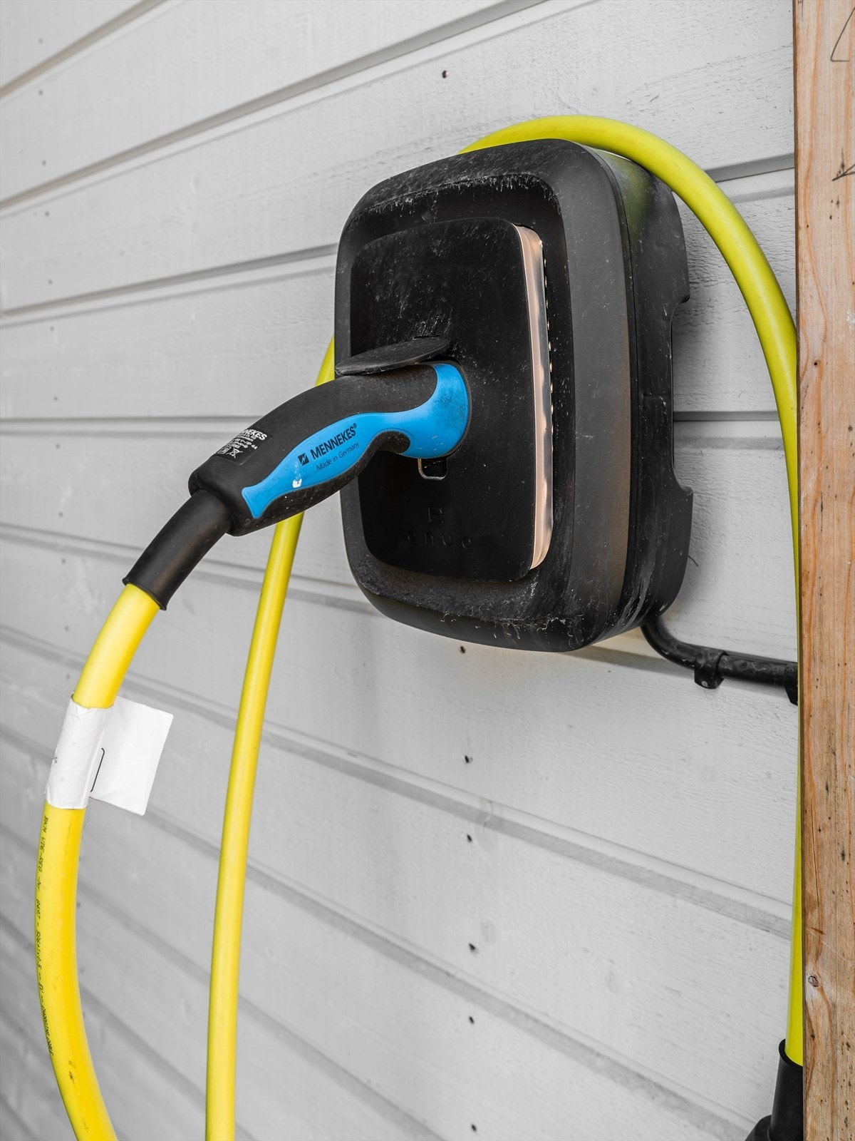 Det er installert lader for elbil ved carportplassen. Galleribilde