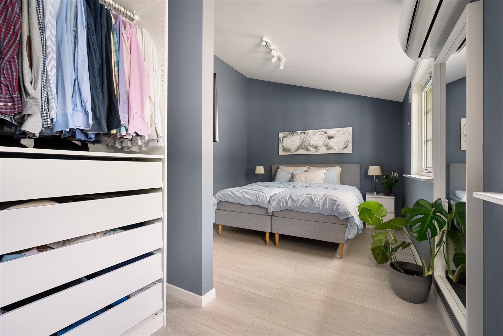 Deler av rommet er innredet som walk in closet. Galleribilde