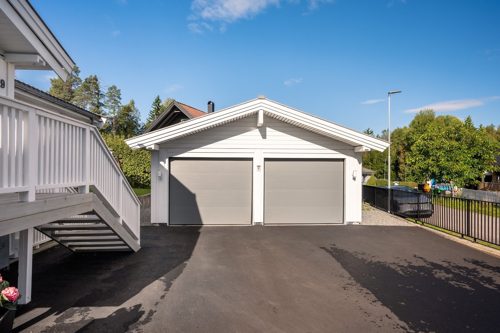 Du har godt med plass til å parkere i dobbel garasje. Galleribilde