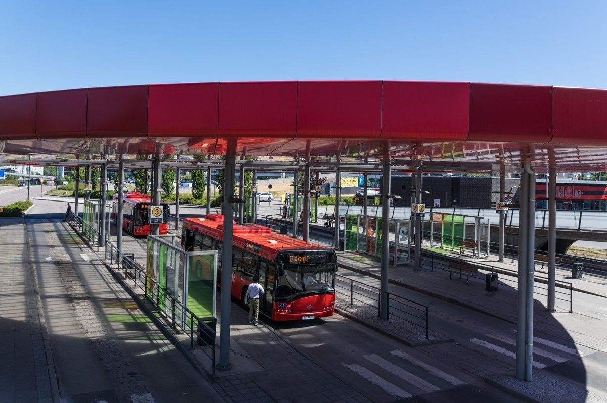 Du kommer deg enkelt inn til Oslo med buss fra bussterminalen. Galleribilde