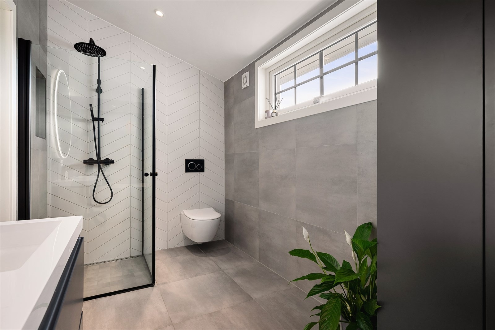 Badet er utstyrt med dusj, toalett, servant på servantskap, badekar og speil. Galleribilde