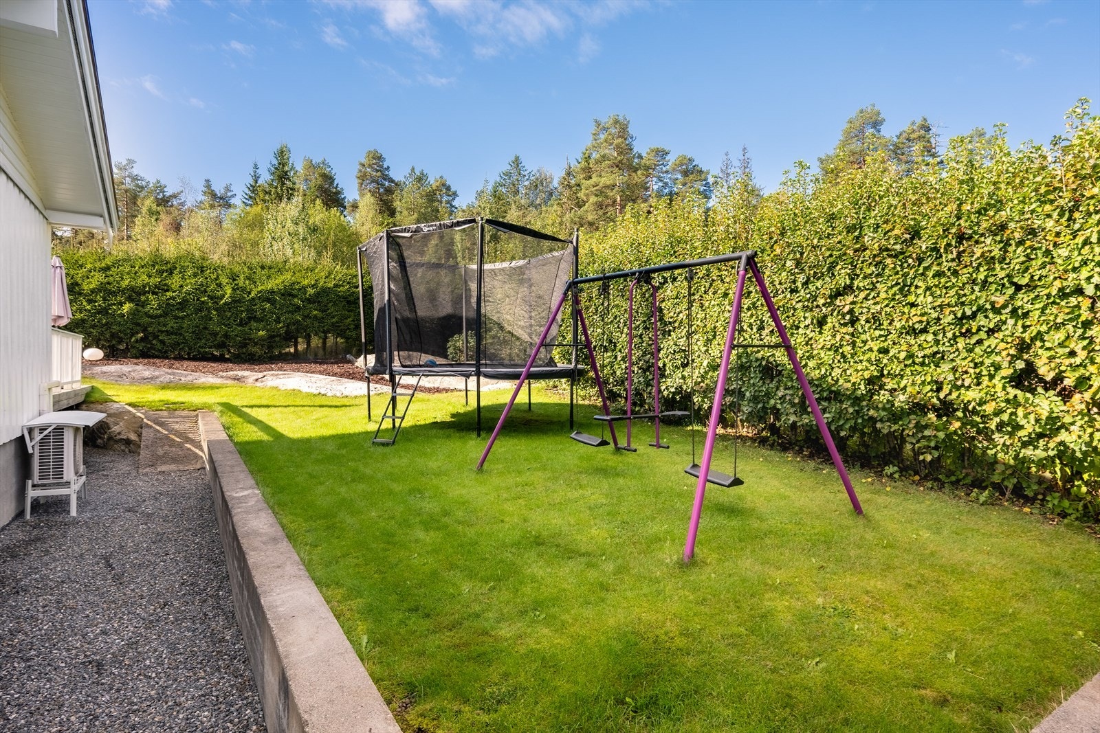 Hagen er frodig og fin, med god plass til både trampoline og huskestativ. Galleribilde