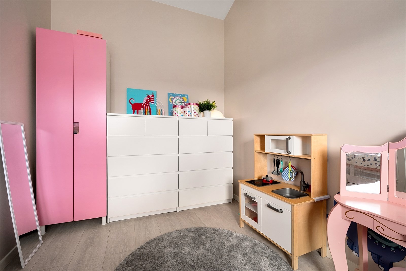 Rommet er holdt i en dus og behagelig fargetone, og gir plass til seng, nattbord og garderobe. Galleribilde