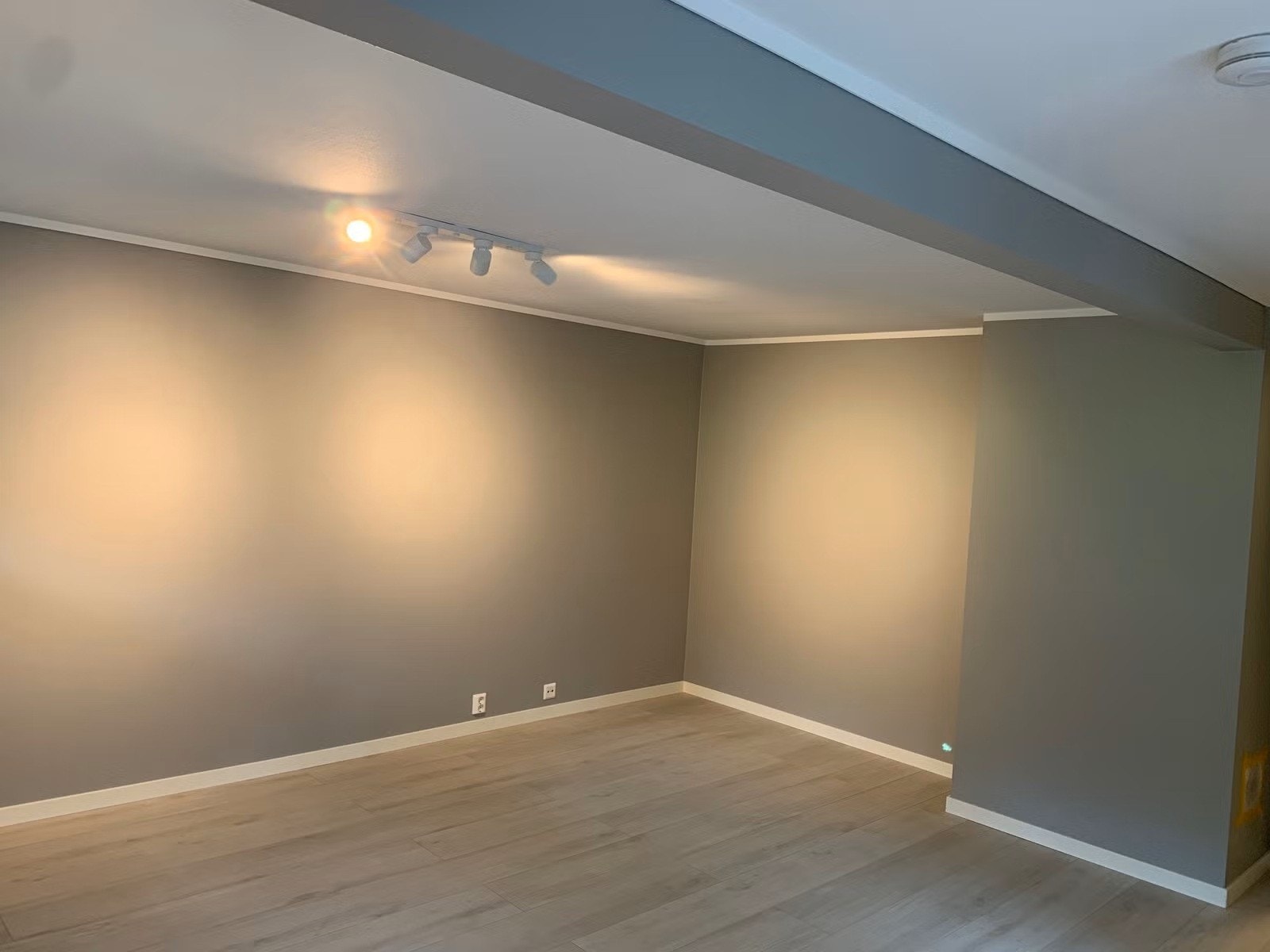 I stuen har du god plass til å innrede med både sofa og spisebord. Galleribilde