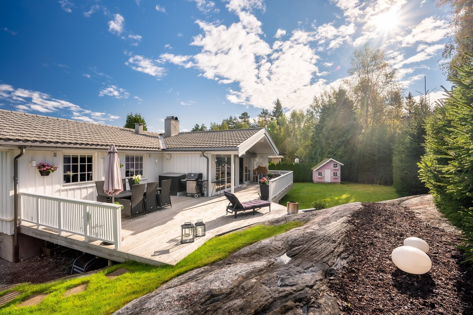 Boligen passer perfekt for storfamilien eller som generasjonsbolig, med fleksible løsninger og egen inngang til kjeller, samt hybelleilighet på ca. 47 m². Galleribilde