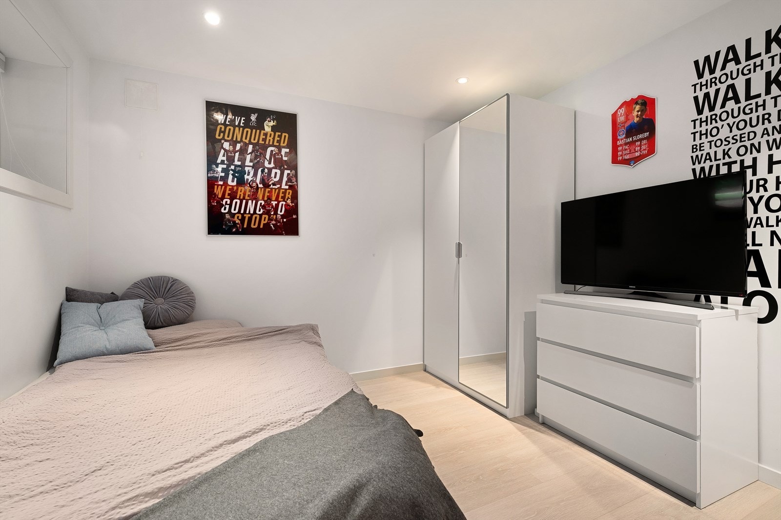 Rommet gir plass til seng, nattbord og garderobe. Galleribilde