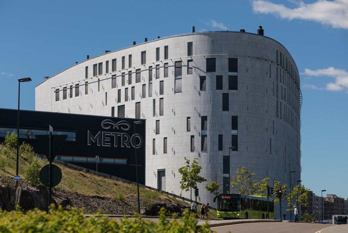 På Metro senter finner du en rekke butikker, restauranter og kaféer. Du finner også kino, bibliotek og treningssenter. Galleribilde