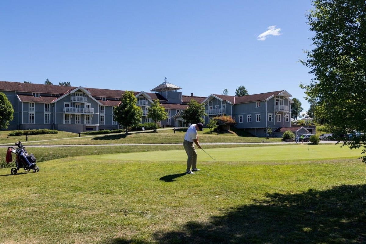 Losby Gods og Losby Golfklubb ligger i vakre og naturskjønne omgivelser rett utenfor Oslo, og er omkranset av en 9-hulls og en 18-hulls bane. Galleribilde