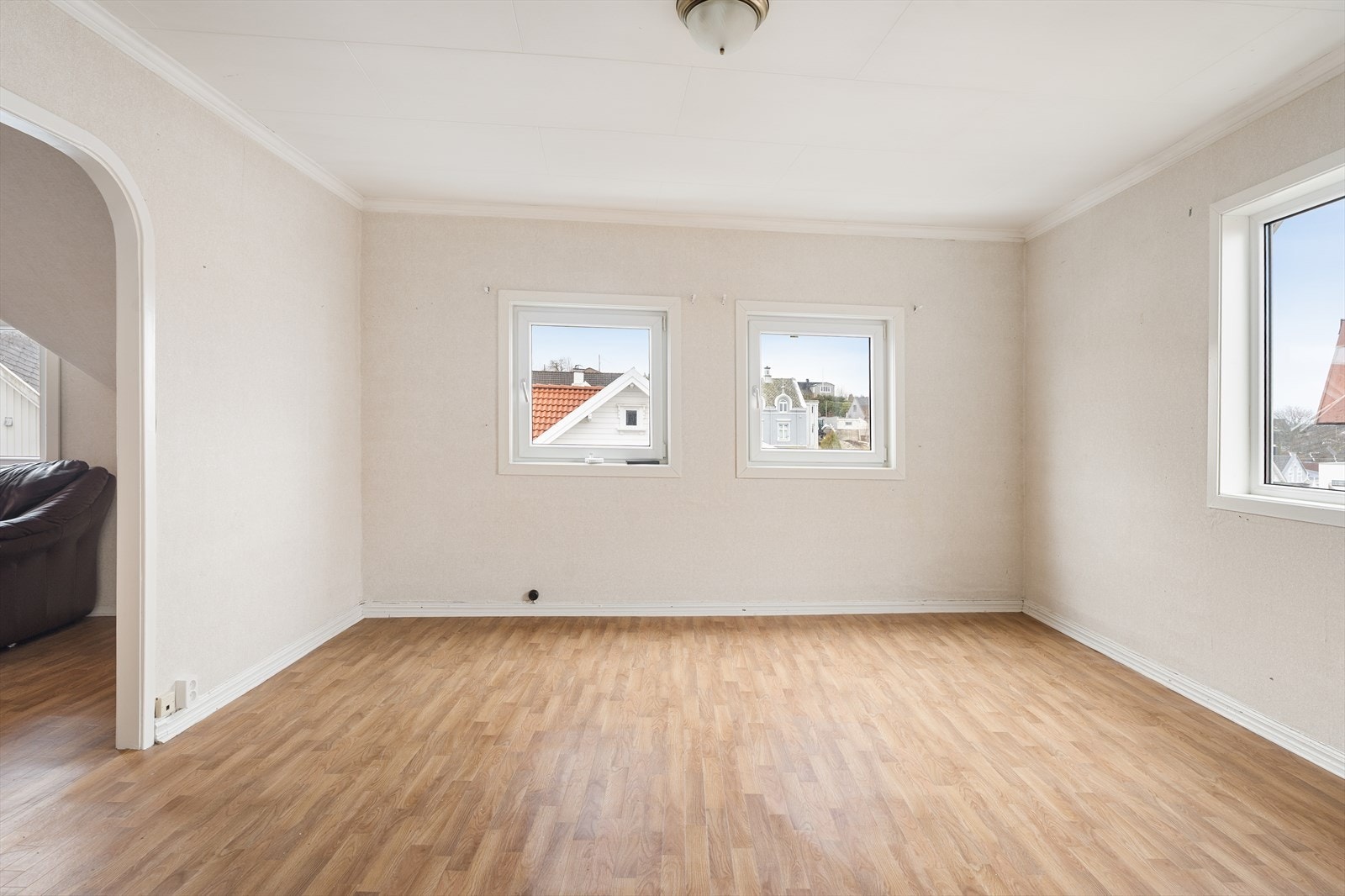 Overflatene i leiligheten fremstår med en del slitasje, og kjøper må påregne utbedringer Galleribilde