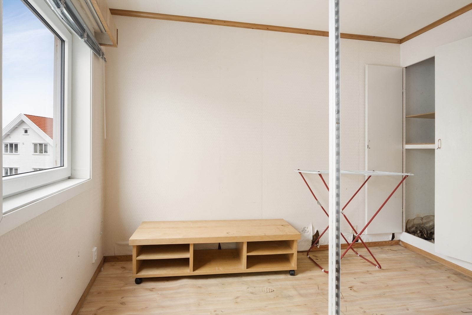 Soverom nr. 2 bærer preg av tidligere lekkasje, og full renovering må påregnes Galleribilde