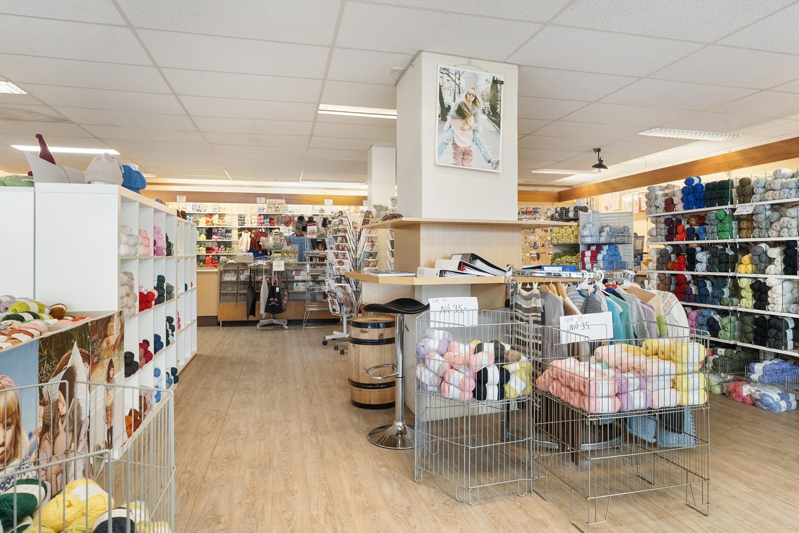 Forretningen i 1. etasje består av butikklokale, mindre lager, kontor samt WC i tilknytning til kontoret Galleribilde