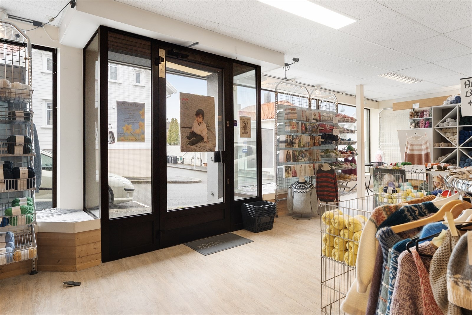 Store vindusflater sørger for masse naturlig lysinnslipp Galleribilde